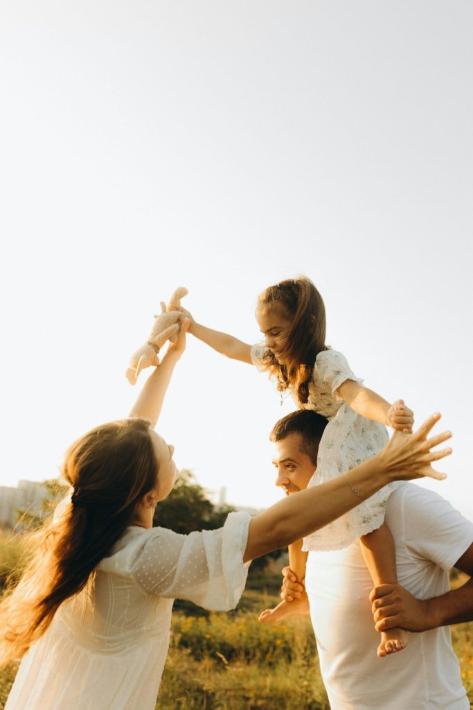 a-woman-holding-a-little-girl-in-her-arms-8lob8y-frrq
